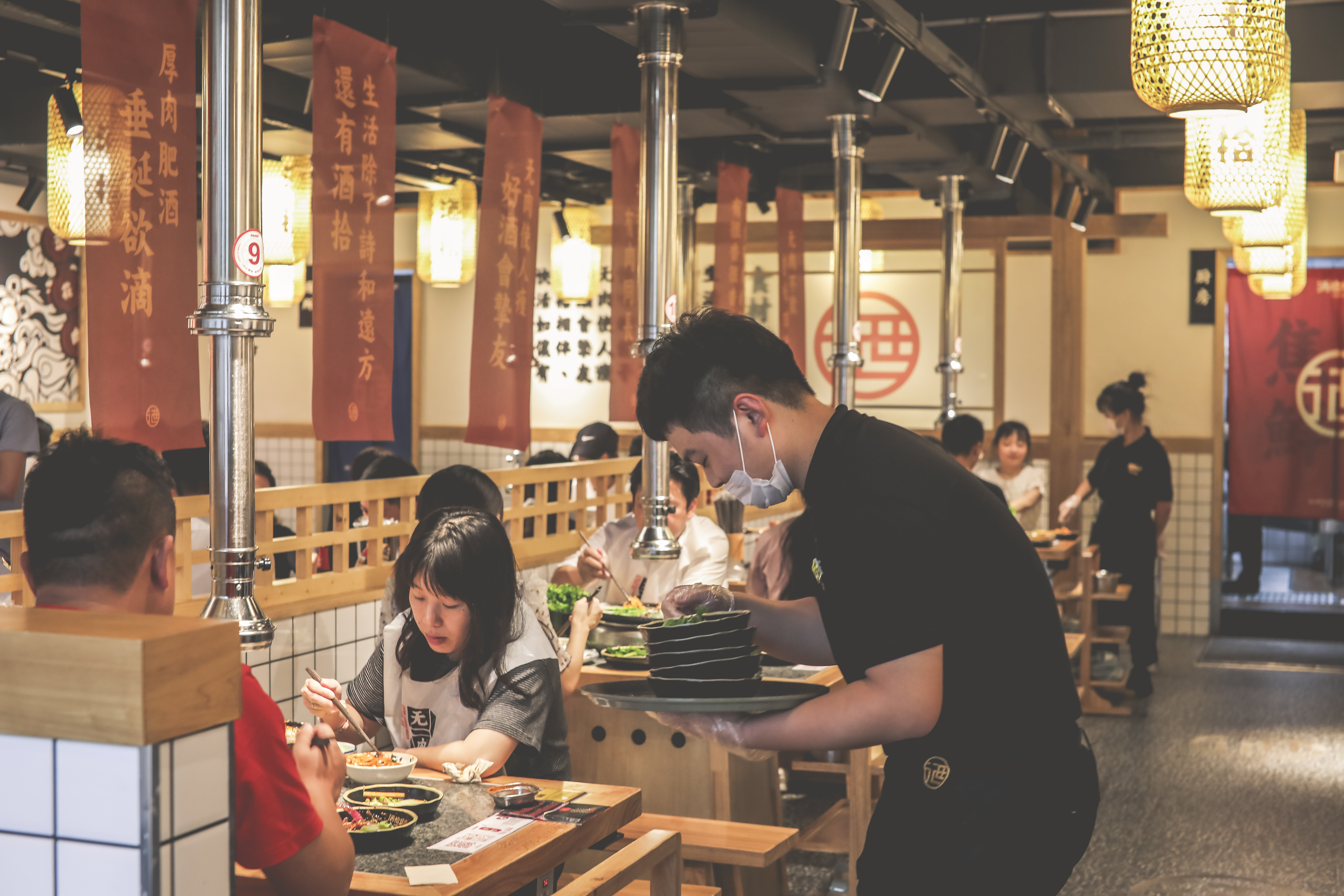 夜间经济下，生意火爆的酒拾烤肉