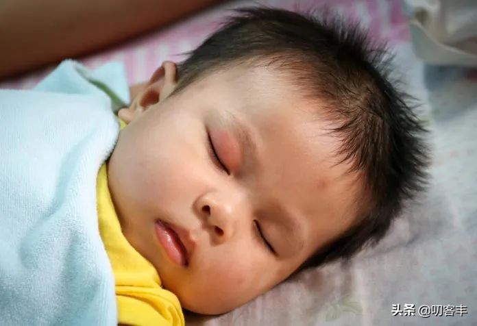 眼睛周围发红是啥原因,四岁女孩眼睛周围发红