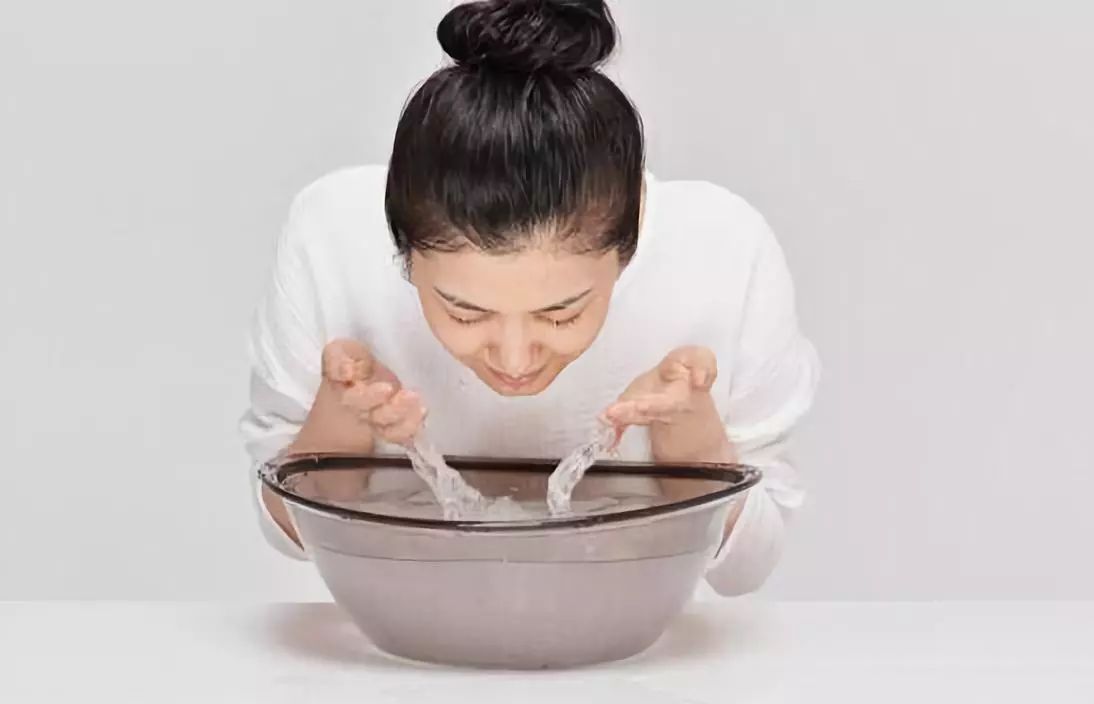 脸颊两侧长痘用什么药膏止痒祛痘,脸上长痘痘的原因和改善方法女生