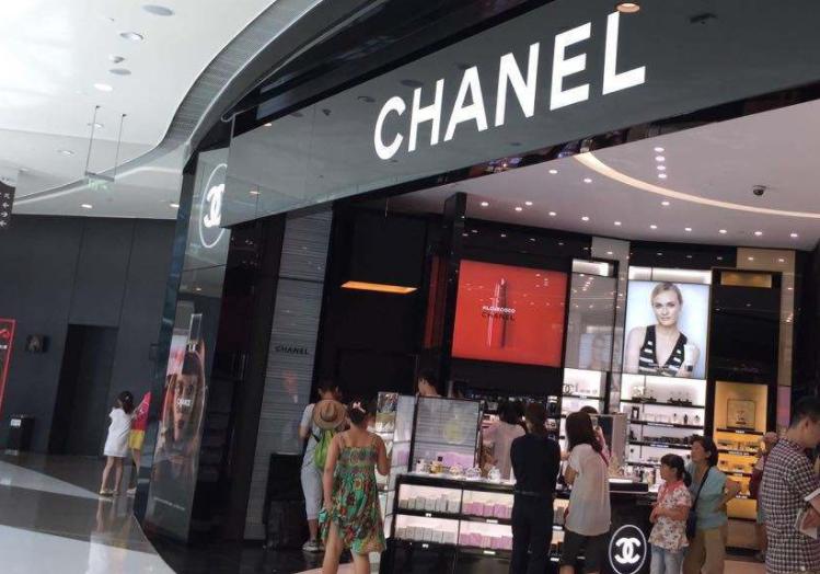 海南免税店有多火?销售员:每人限购3万,有人鞋子都挤掉了