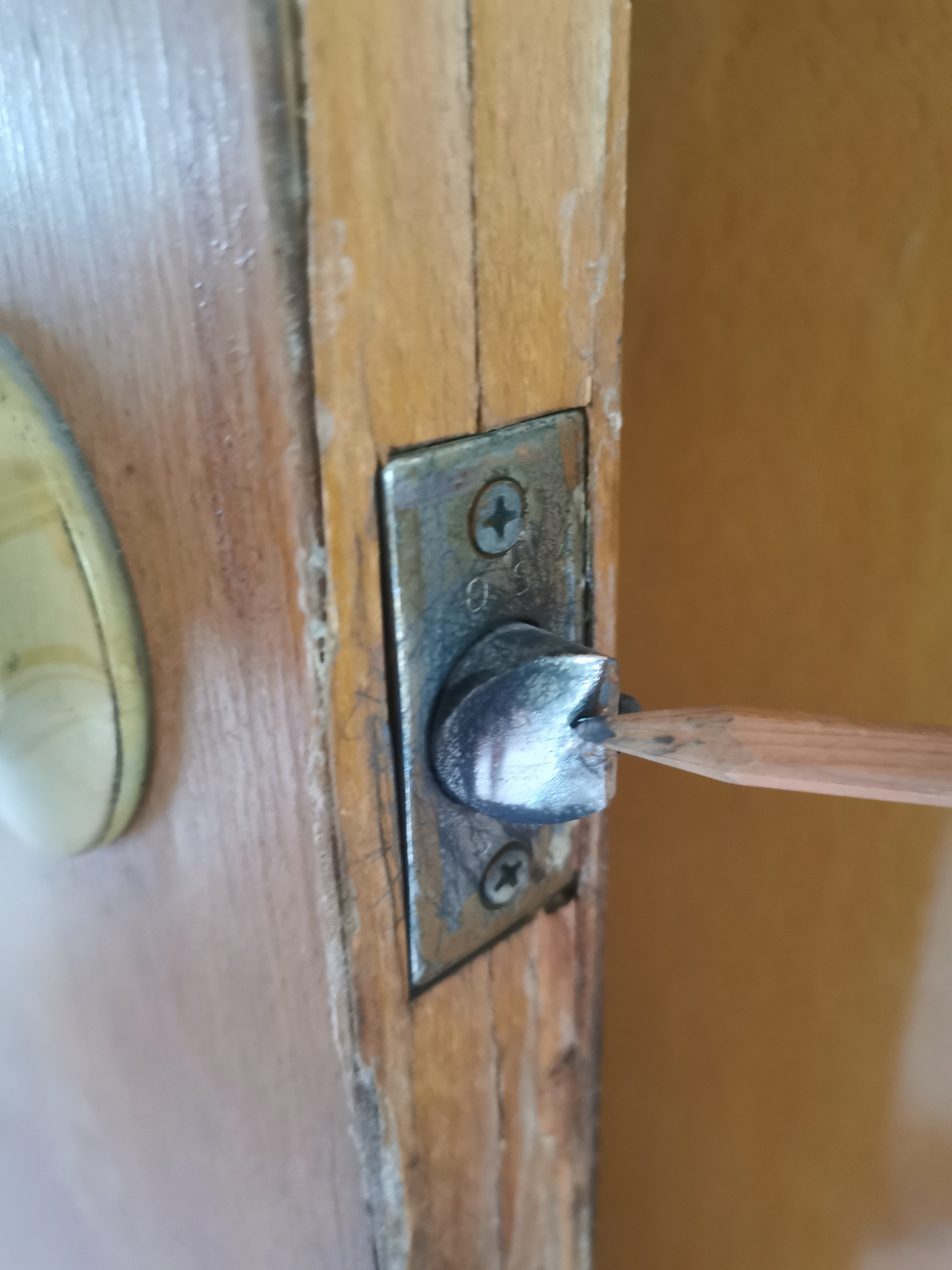 房间门锁扣生锈开关时费力怎么办,一支笔一分钟就能解决