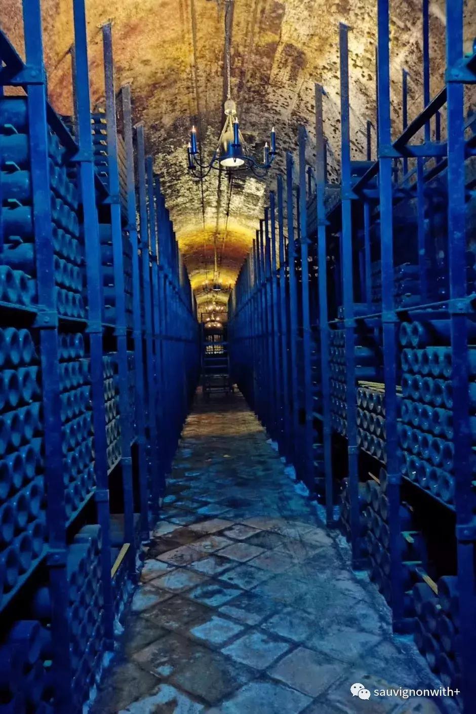 「酿酒师专栏」在拉菲点上蜡烛喝酒我内心是复杂的