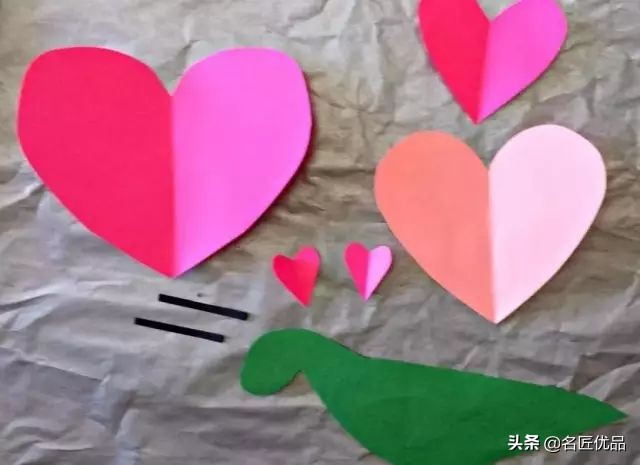 看别人剪新年剪纸很好看,怎么用剪刀来剪新年剪纸