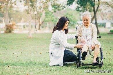 70岁的老人用什么轮椅？高龄老人能用电动轮椅吗