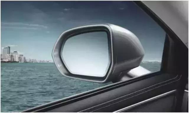 倒车时怎样通过后视镜判断车距,变更车道怎样看后视镜判断车距