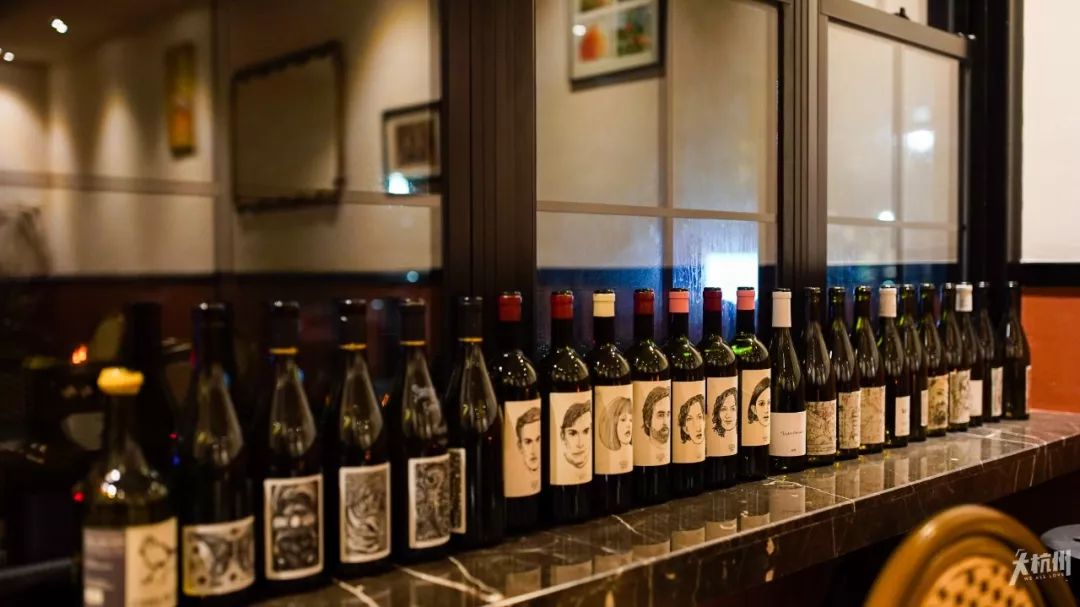 自从走进杭州这家酒吧，我就彻底入了新生代网红“自然酒”的坑