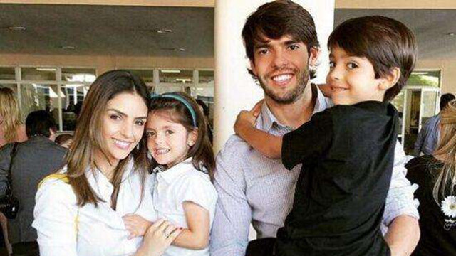 卡卡和2婚妻子秀恩爱!卡洛琳美若天仙!卡洛琳娜更是美艳不可方物