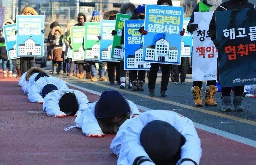 千万别惹韩国人，因为他们最懂抗议