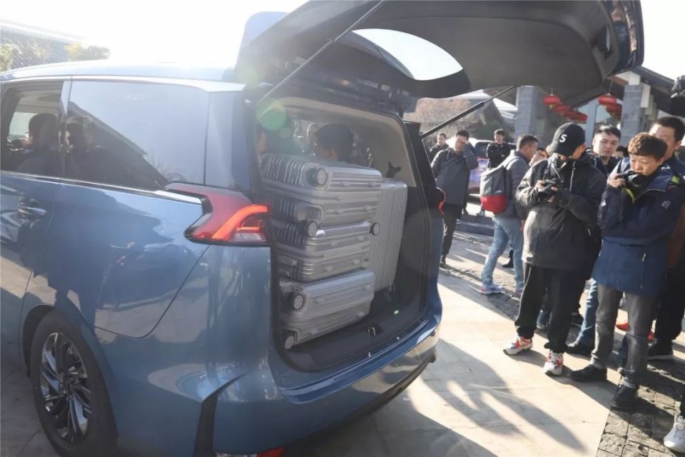 带着全家人一起房车自驾游,大通g50手动挡低配试驾视频