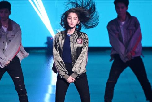 关晓彤跳舞视频魔性扭腰,22岁关晓彤美得高调