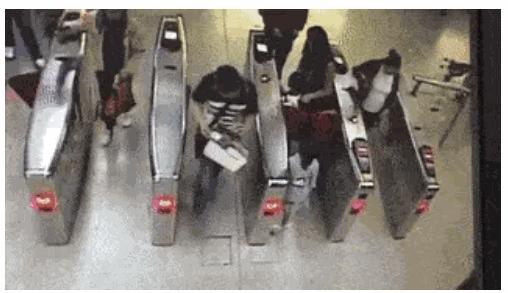 “遛娃神器”or“坑娃凶器”？儿童“牵引绳”方便，使用也要当心