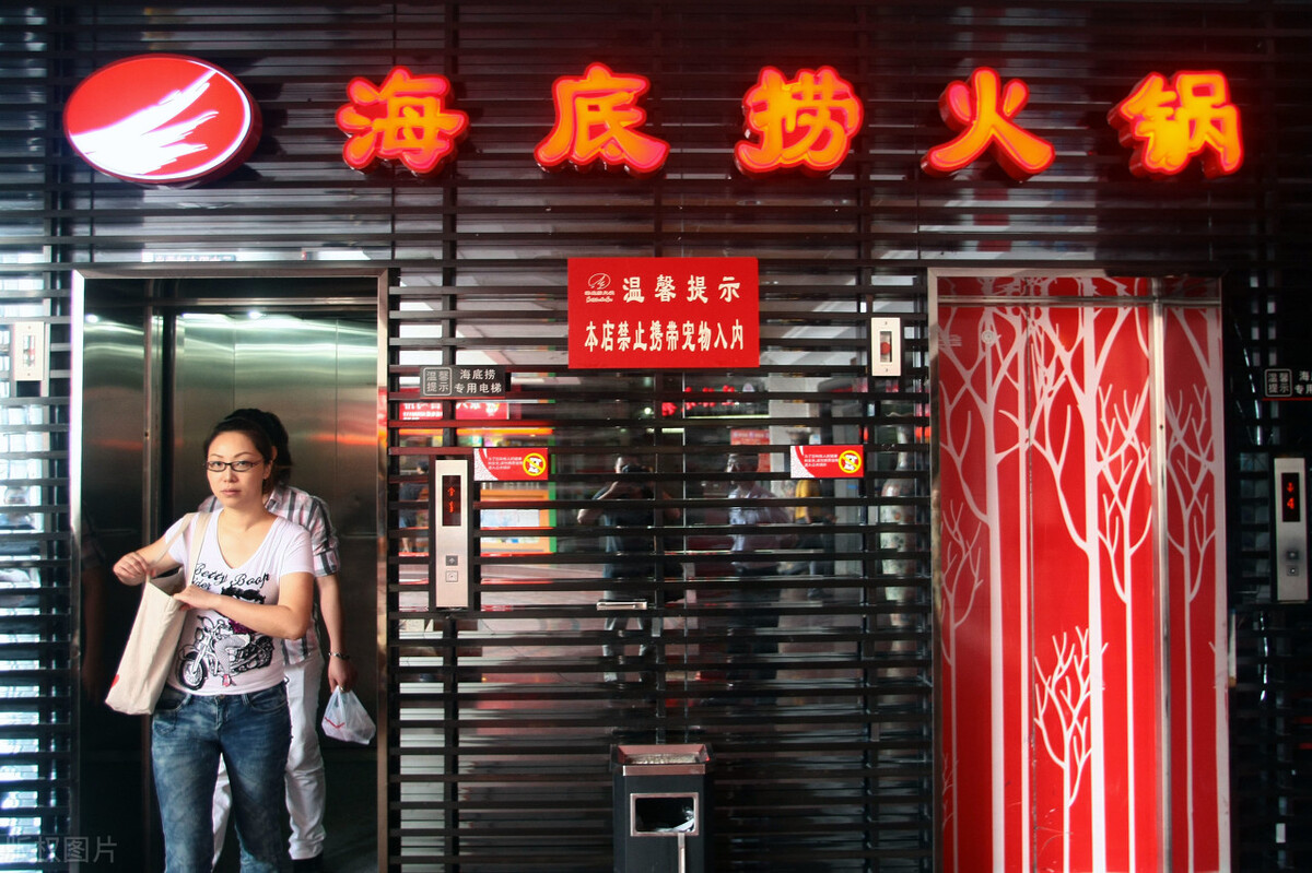 海底捞张勇什么时候移民新加坡的,海底捞创始人张勇成新加坡首富