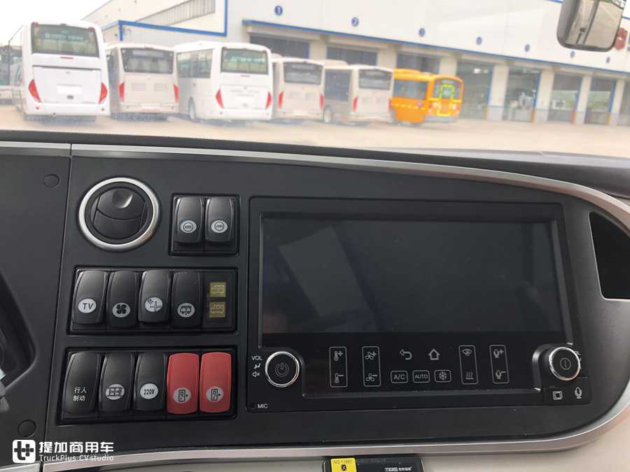 黄金时代已过，长途大巴还高端吗？实拍中通3轴大巴带您好好看看