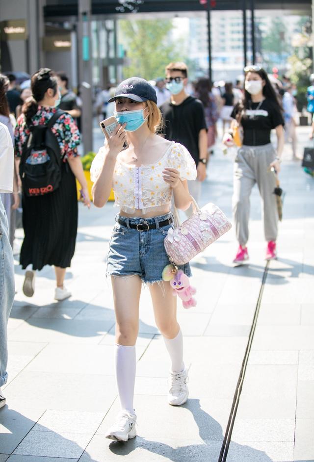 露脐装的小女生,露脐装腹肌女