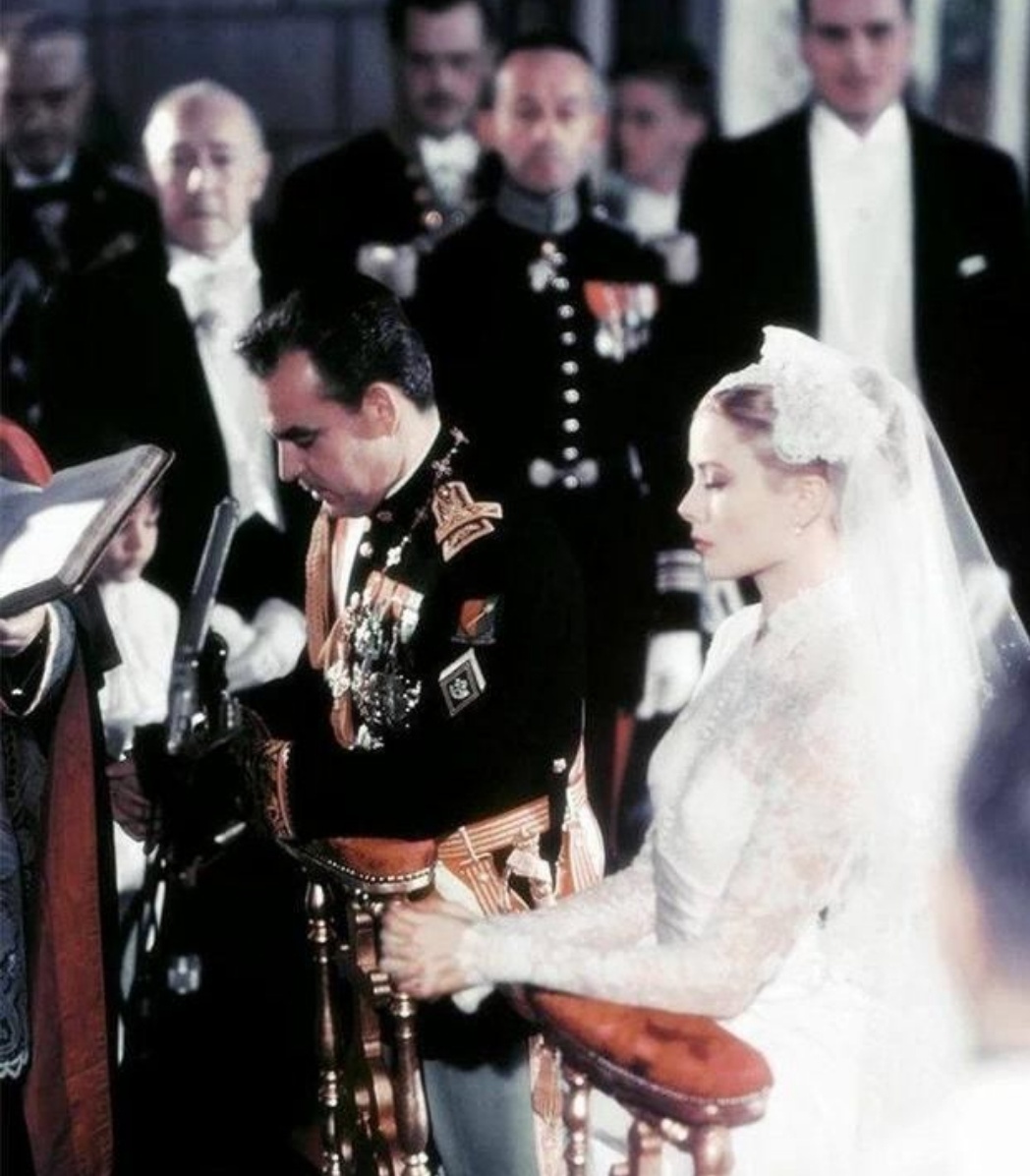 罕见历史照,梦露参加肯尼迪宴会礼服价值百万,伊丽莎白女王登基