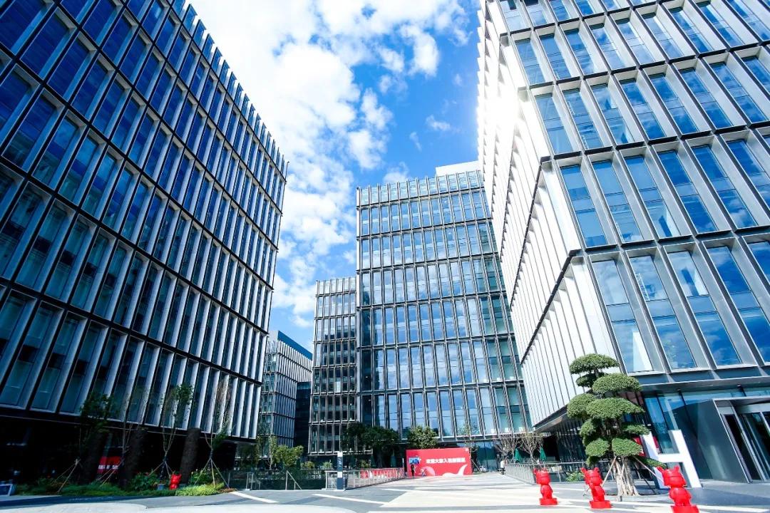 雷军谈小米刚成立就十亿美金估值,雷军发布小米一周年报