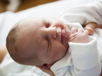 女婴刚出生6天就来月经了,生完宝宝来大姨妈的前兆