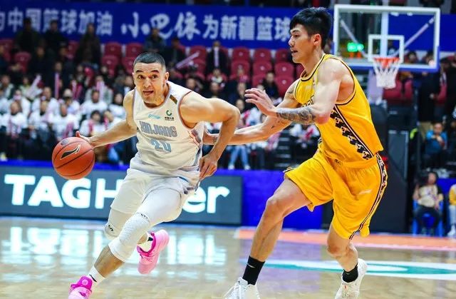 李楠20秒犯规,李楠13分11个篮板