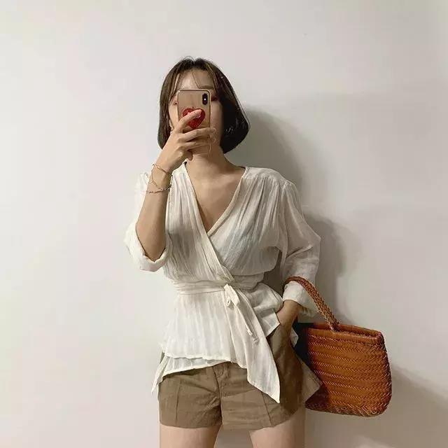 胸大穿衣服特别显胖不上镜,胸大穿衣服怎么不显大