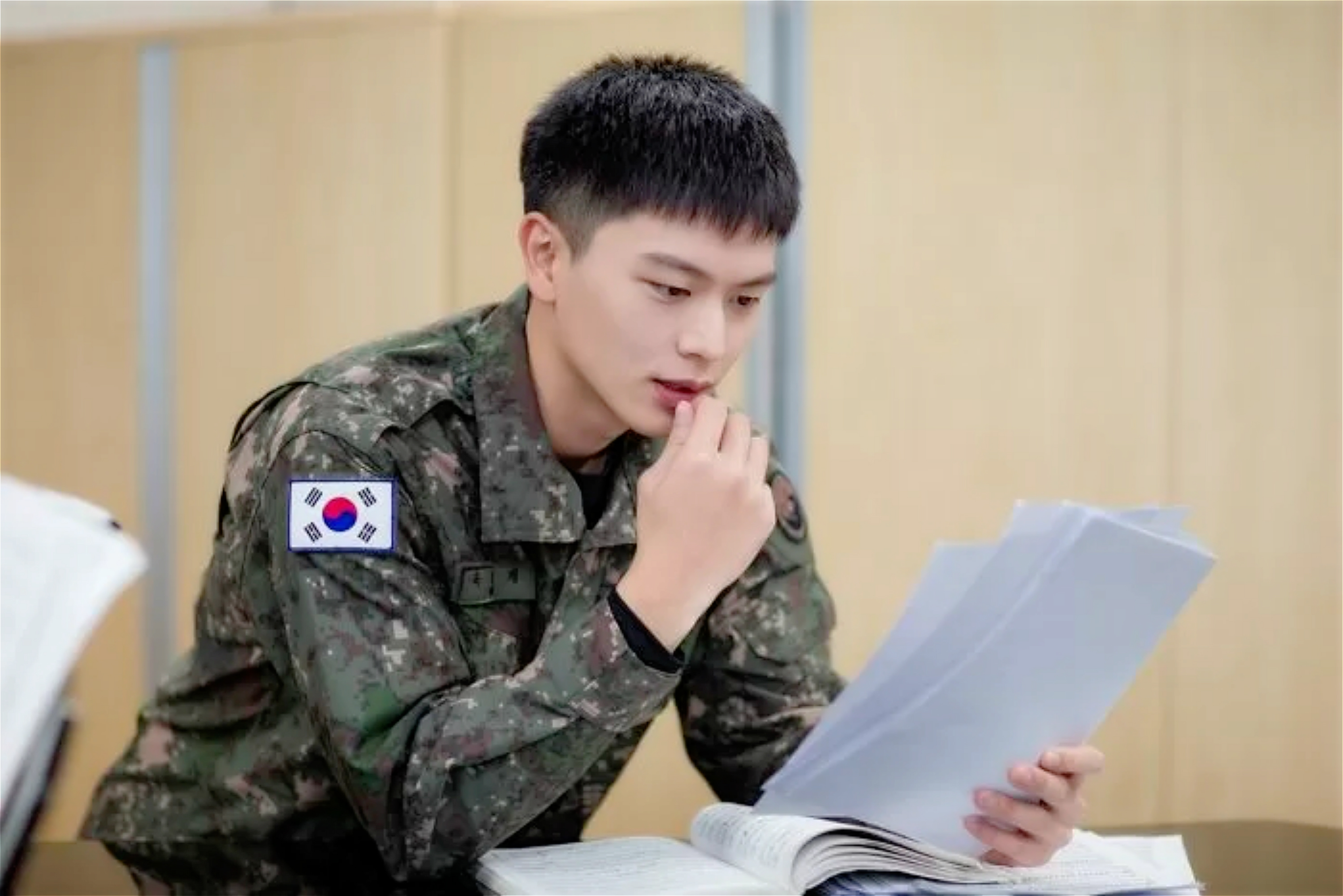 BTOB陆星材近况：看剧本确认摄像机，这是拍军人电影？