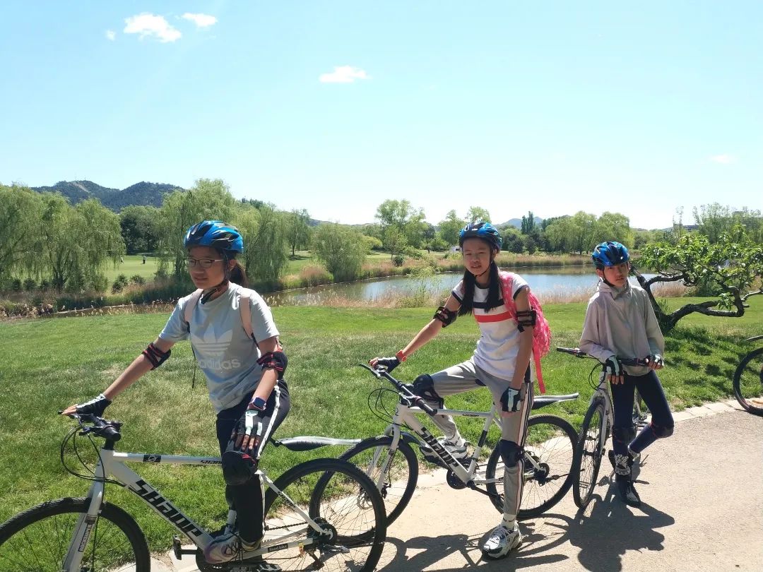 南瓜田冬令营,儿童参加山地自行车越野赛