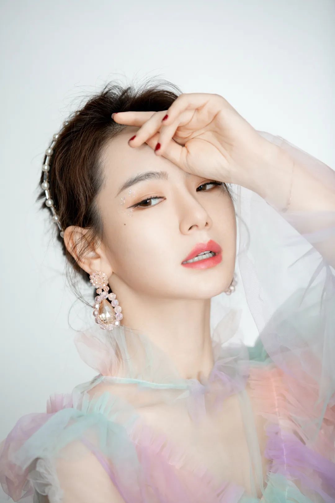 亮片眼妆带钻,戚薇绿色眼影妆容教程