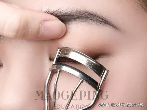 快速学会睫毛夹翘的技法视频教程,手把手教粘睫毛视频