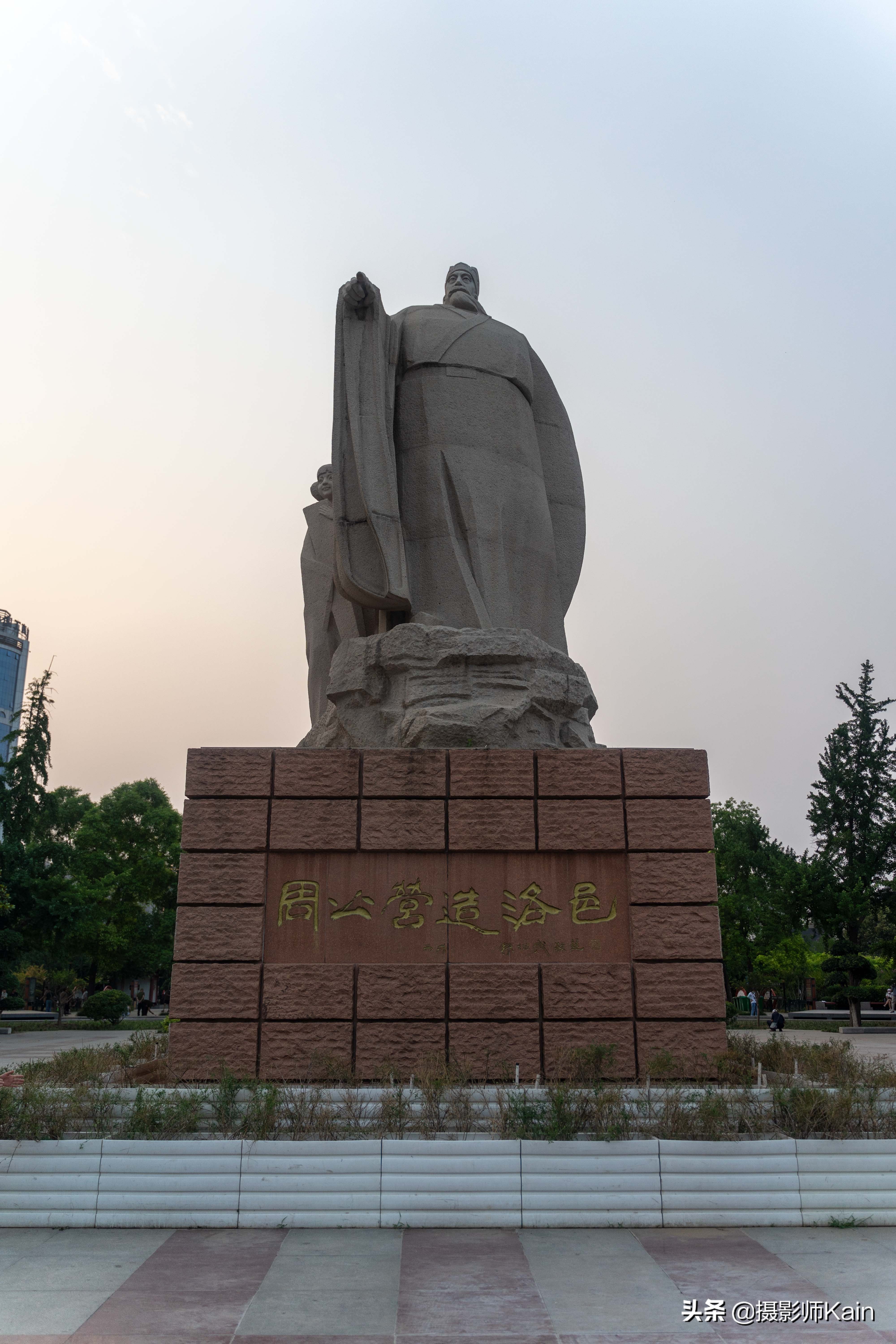 古都洛阳的中心，有其创建者的雕像，还能让你了解遥远的西周时代