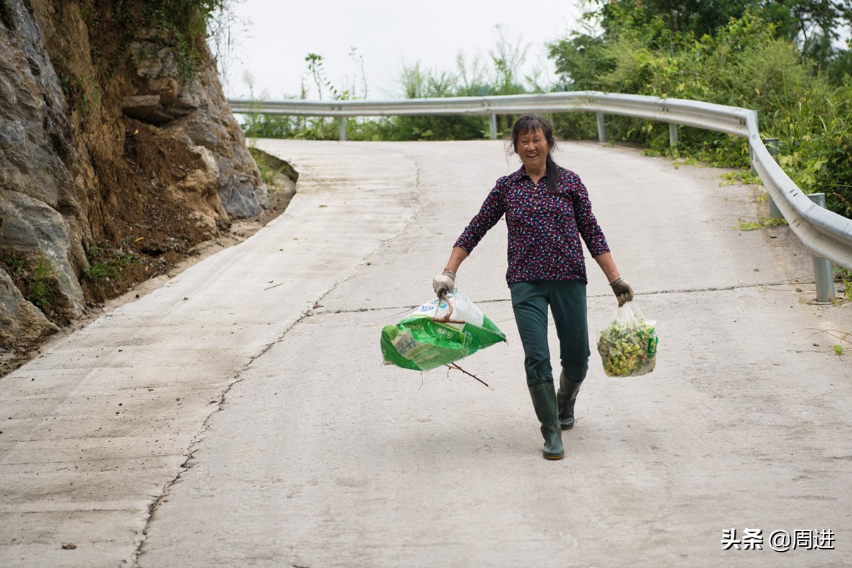 这种果子的果肉酷似一条虫子,野外发现一种奇怪的野果