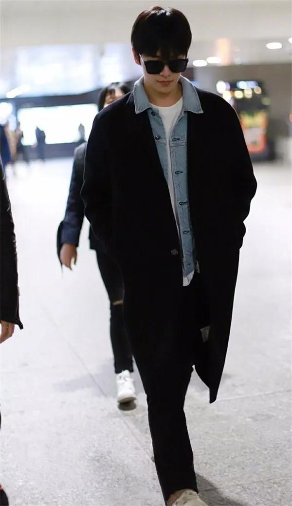 衬衫搭长裤，过度最合适，但我却爱上了王俊凯这件牛仔夹克