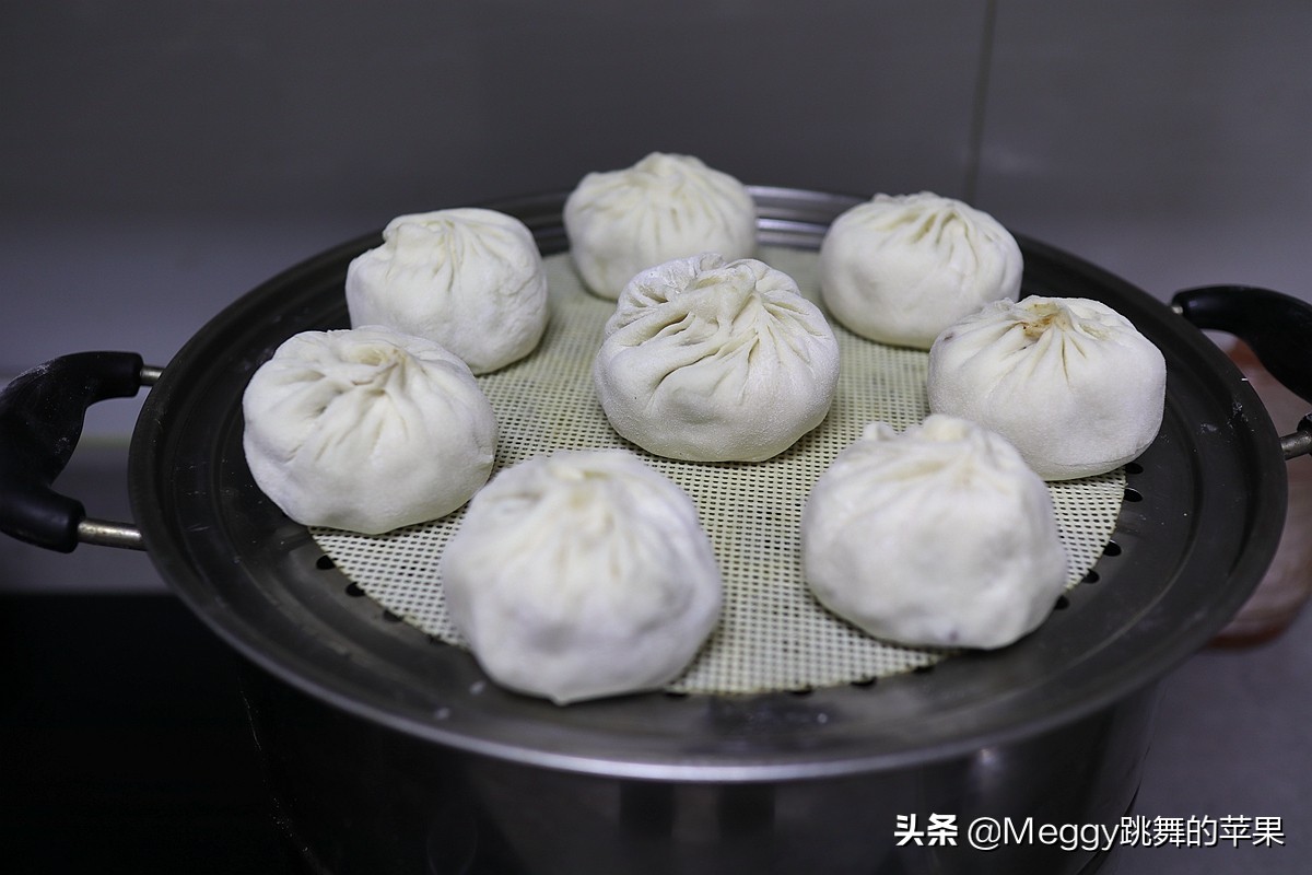春天必吃的春笋酱肉包子，一锅16个全进肚了，抹抹嘴还没解馋