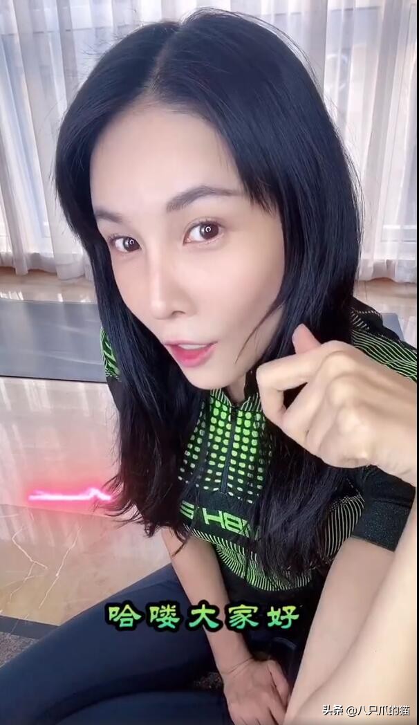 张蓝心穿黑色皮裤,张蓝心穿健身裤