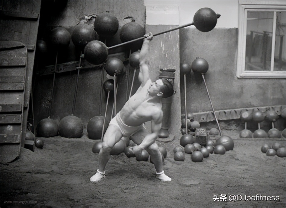 健身开始用器械练还是哑铃杠铃好,健身常见动作除了卧推还有哪种