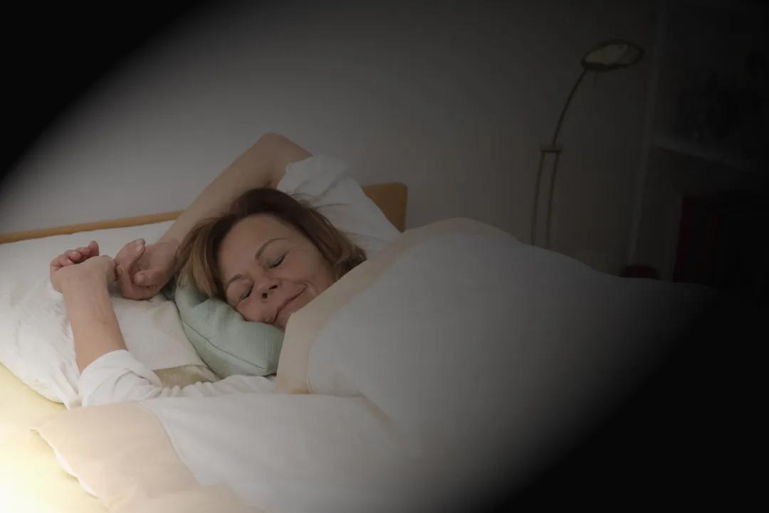 昼夜睡不着是什么原因,昼夜颠倒晚上睡不着怎么办