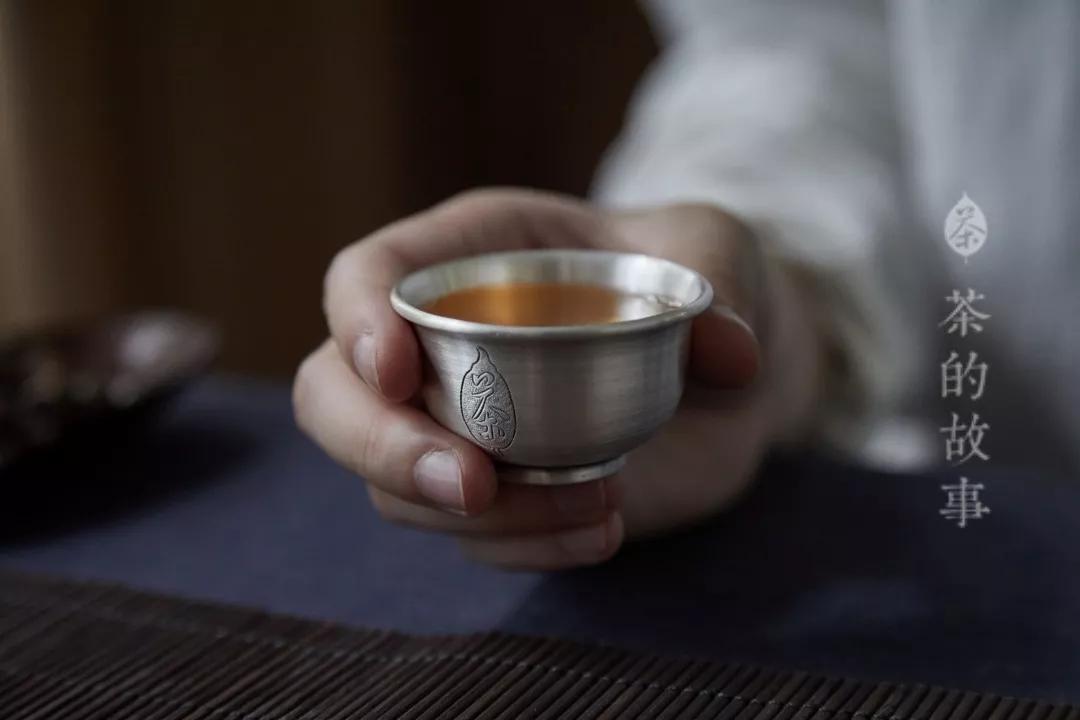 用银杯喝茶到底怎么样？我们对比了这些茶类发现...