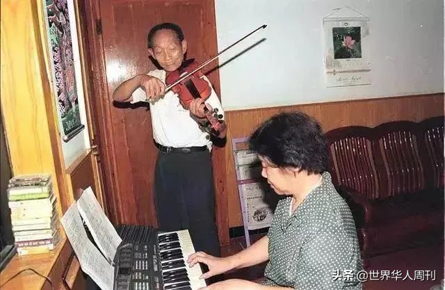 老人哭泣送别袁隆平,夫人泪目送别袁隆平