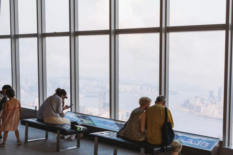 漫步香港街头感受港岛风景,逛整个香港要多长时间