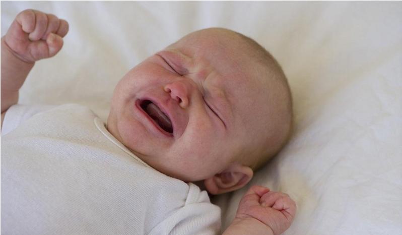 婴儿晚上入睡难要折腾一个多小时,如何让小婴儿早睡觉