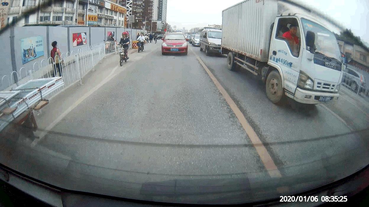 远离追尾纠纷，后视更专业，万鸥V5行车记录仪