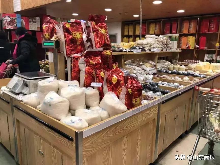 记者调查超市食品安全,记者探访超市物资充足物价稳定