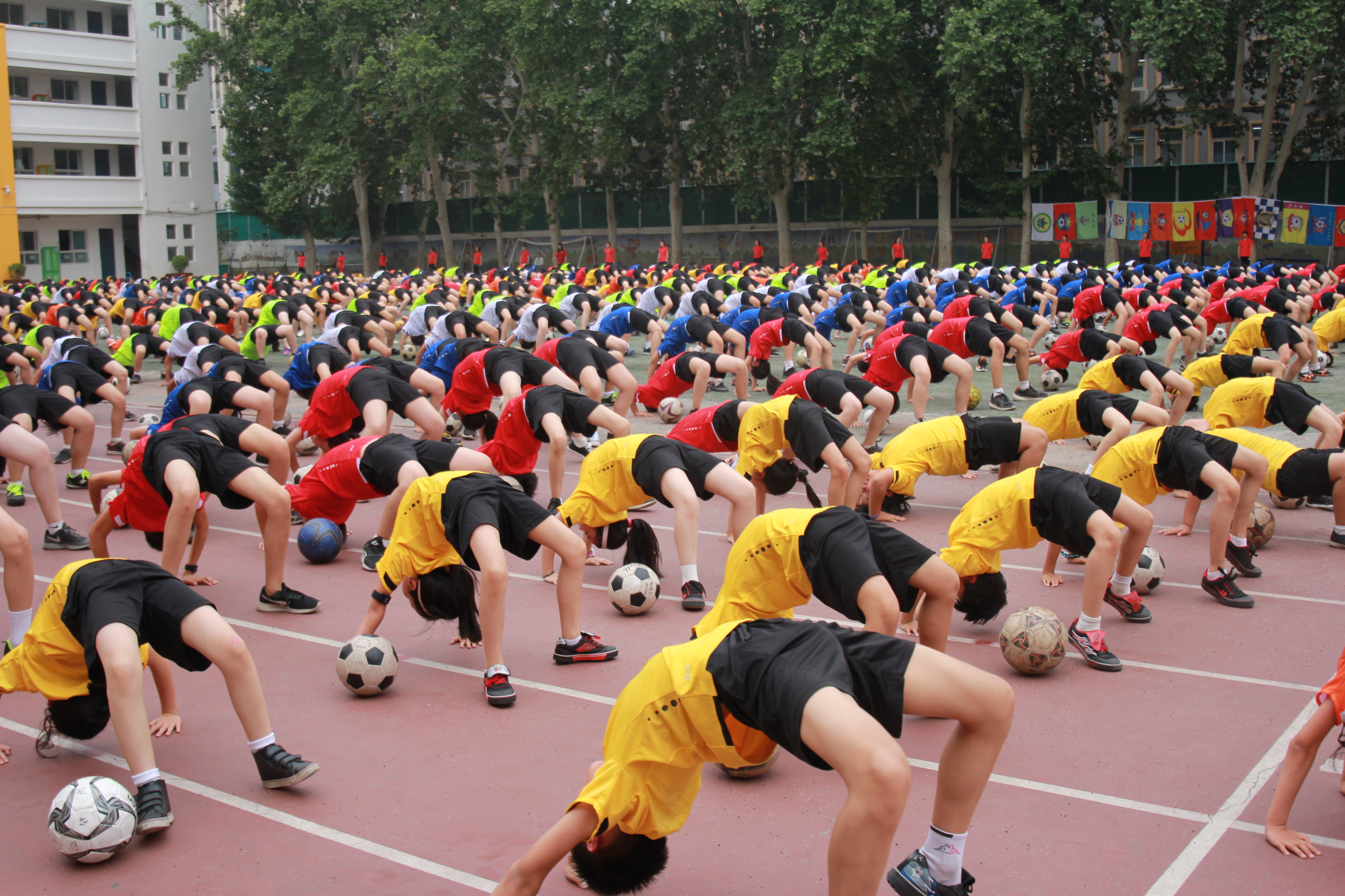 双减政策下校园足球发展现状,开展校园足球的发展路径有哪些