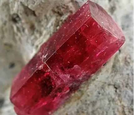 仅次于钻石的宝石,仅次于蓝宝石硬度的玉石