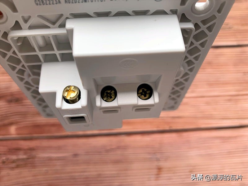 公牛g25开关插座怎么安装,公牛开关插座g12拆装