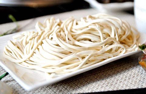 面粉清水做手擀面？难怪黏连不劲道，再加一勺“它”，超弹超劲道