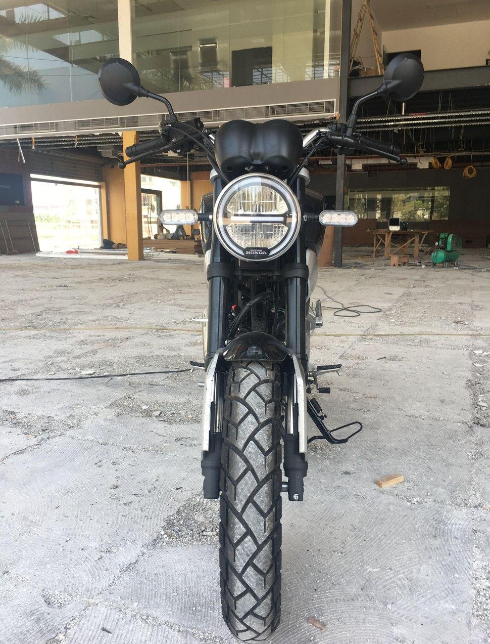 同事买了一辆日系车,同事买的摩托车