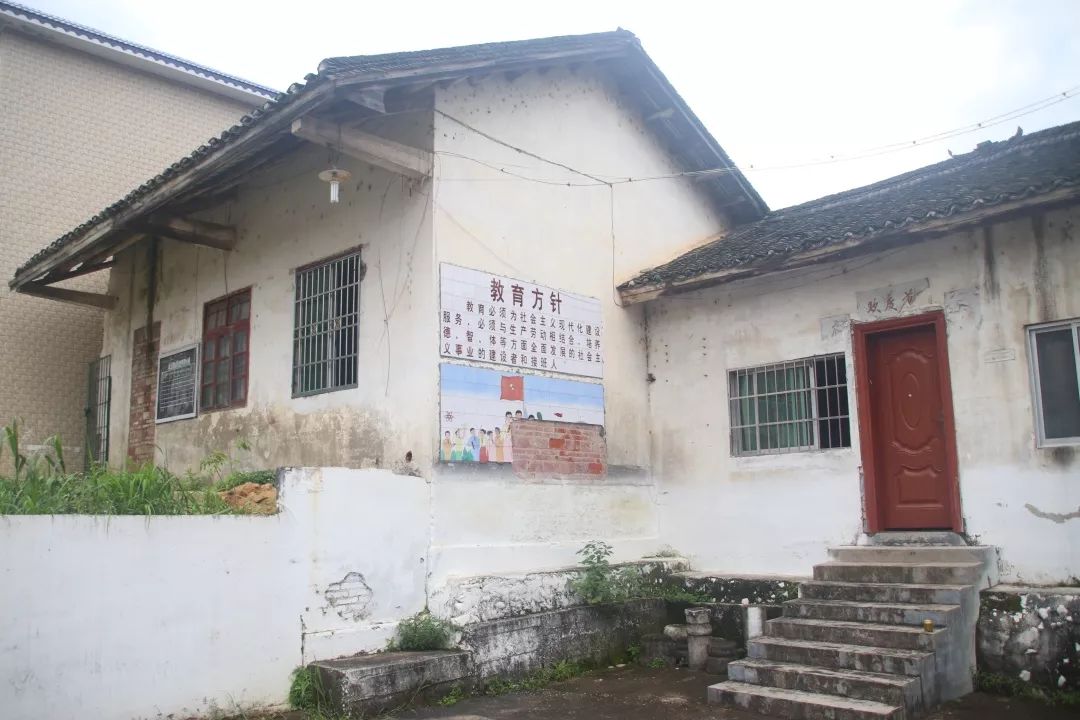 重岩叠嶂的峰峦,重岩叠嶂的山峰