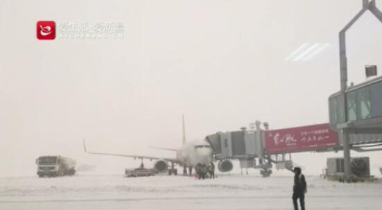 晨看*疆新**｜乌市这场雪达到暴雪级别，*疆新**铁路27趟列车停轮或停运