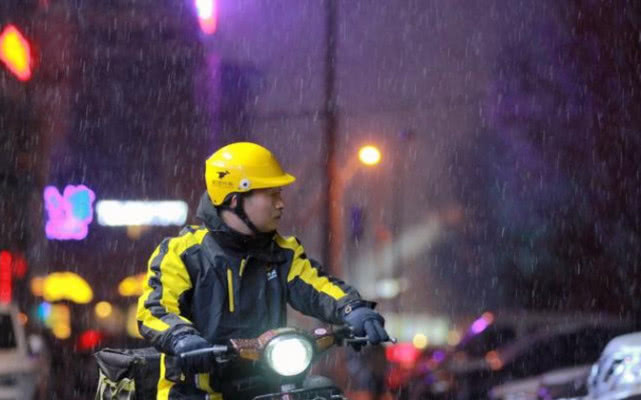 顾客让外卖小哥代买,送餐小哥帮忙买烟