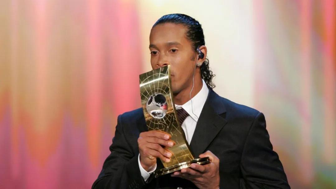 小罗在监狱杯上打球,小罗犯了什么罪而进监狱