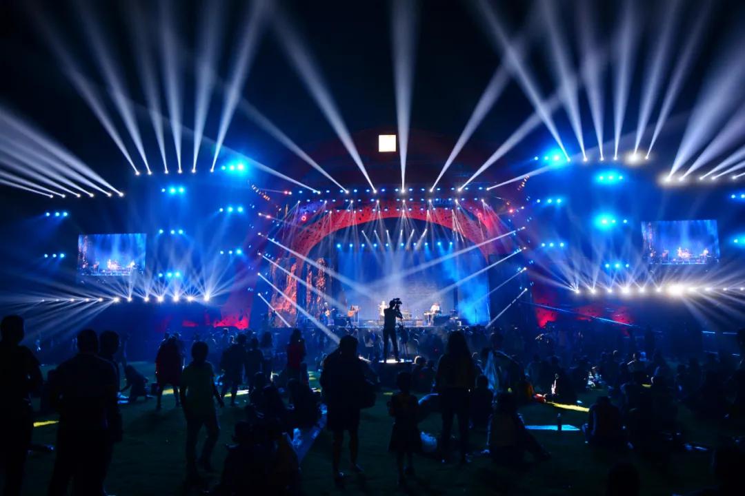 土豪用泥土建房子,supreme做的房子